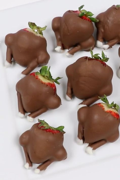 We Can't Stop Laughing at These Chocolate-Covered-Strawberry Turkeys — Here's How to Make Them Thanks Giving Sweet Treats, Pretzel Rod Turkeys, Turkey Dessert Ideas, Thanksgiving Desserts Fruit, Chicken Themed Desserts, Thanksgiving Class Party Food, Turkey Strawberries, Chocolate Covered Strawberry Turkeys, Strawberry Turkeys