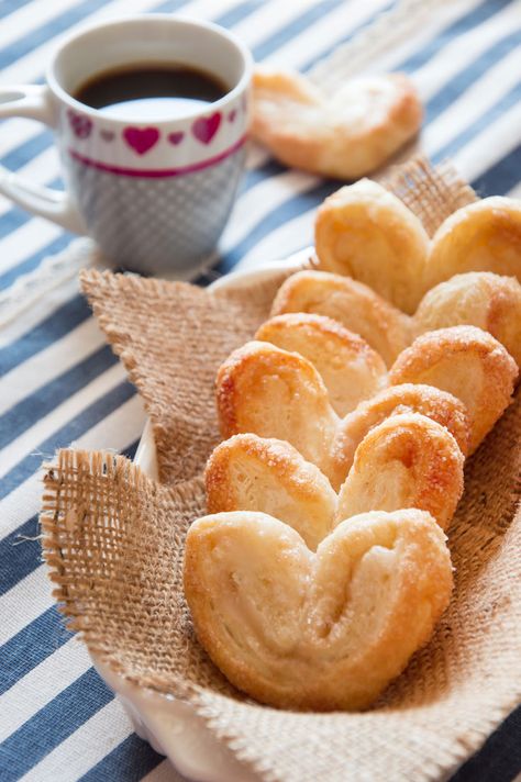 Heart Shaped Pastries, Pastry Hearts Recipe, Heart Pastries, Valentines Pastries, Heart Pastry, Pastry Hearts, Cinnamon Pastry, Valentine's Breakfast, Valentine Breakfast