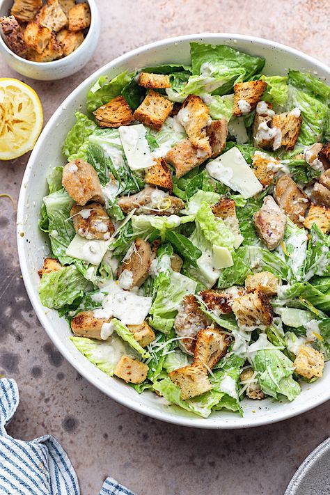 Cesar Salad Wedding, Salads And Bowls, Vegan Chicken Caesar Salad, Caesar Salad Bowl, Tofu Ceasar Salad, Caesar Salad Vegan, Vegetarian Caesar Salad, Ceasar Salad Plating Ideas, Ceaser Salad Ingredients