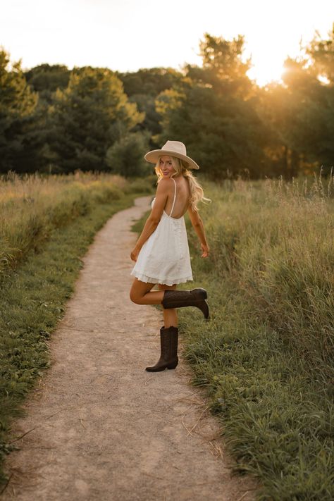 Cowgirl Senior Pictures, Farm Senior Pictures, Country Poses, Western Photo Shoots, Country Photoshoot, Cute Senior Pictures, Cowgirl Photoshoot, Senior Pics Ideas, Senior Pic Inspo