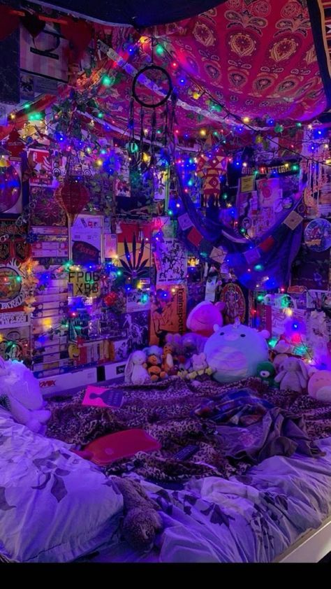 Room Ideas Cluttercore, Psycadelic Room Aesthetic, Street Room Aesthetic, Weird Core Room, Weirdcore Bedroom, Rave Room, Weirdcore Room, Hippie Rooms, Chaotic Room Aesthetic