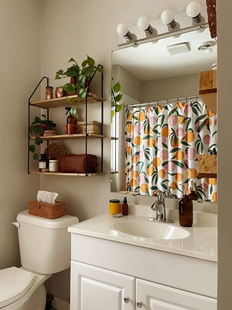 Peach Shower Curtain Bathroom, Small Organized Bathroom, Half Bathroom Theme Ideas, Bright Colorful Bathroom Ideas, Maximalist Bathroom Rental, Boho Bathroom Ideas Small Apartment, Simple Bathroom Decor Ideas Small Spaces, Functional Bathroom Decor, Small Bathroom Decor Ideas On A Budget