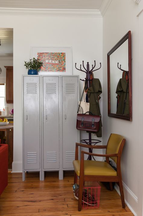 10 Double-Duty Must-Haves for a Super Organized (and Efficient) Entryway Lockers Repurposed, Bungalow Entryway, Entryway Apartment, Bungalow Style, Entryway Organization, Style Deco, Bungalow House, Mid Mod, Garage House