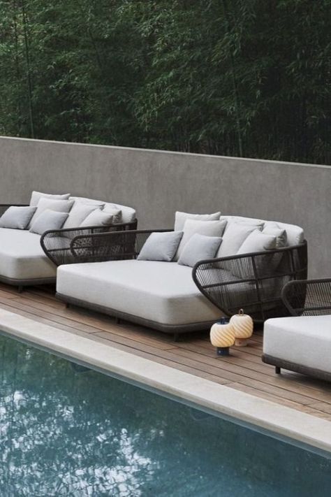 Lounge Bed Outdoor, Modern Pool Furniture Ideas, Pool Bed Ideas, Exterior Daybed, Backyard Daybed, Modern Pool Furniture, Outdoor Daybed Ideas, Poolside Daybed, Pool Daybed