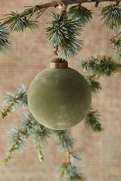 Christmas Decor Trends, Globe Ornament, White Christmas Trees, Christmas Tree Inspiration, Natural Christmas, Rustic Christmas Tree, 2022 Christmas, Christmas Inspo, Green Christmas Tree