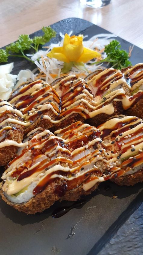 fried crunchy sushi rolls Fried Sushi Recipes, Fried Sushi Rolls, Professional Food Plating, Bbq Sushi, Expensive Sushi, Sushi Fried, Fried Sushi, Veggie Sushi, Healthy Yummy Food