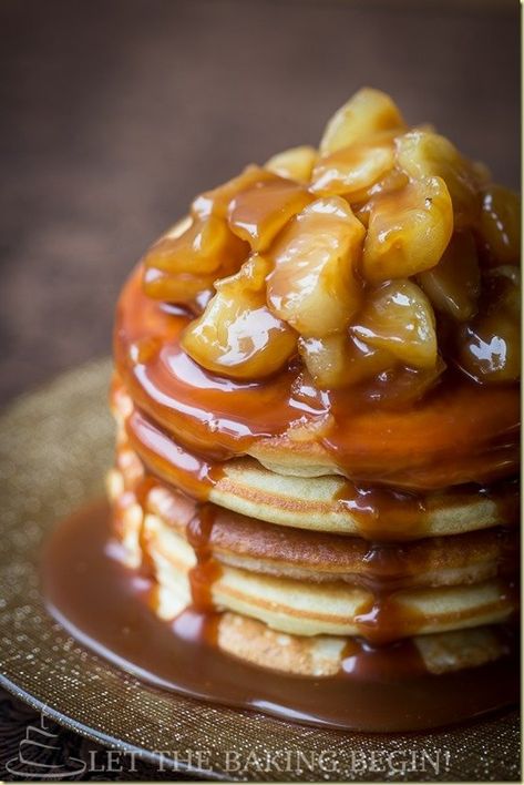 Soft and fluffy pancakes made with caramelized apples and a homemade caramel sauce! The best breakfast recipe for fall time! Caramel Apple Sauce, Apple Pie Pancakes, Caramel Apples Homemade, Fluffy Pancake Recipe, Caramel Apple Pie, Keto Food, Homemade Caramel, Best Breakfast Recipes, Breakfast Pancakes