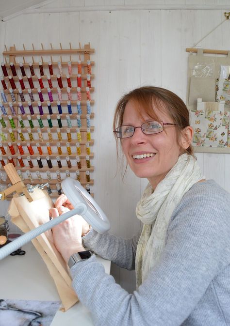 Meet Victoria Matthewson - the award-winning embroidery artist painting with a needle Needle Painting Embroidery, Embroidery Artists, Buttons Crafts, Needle Painting, Textile Art Embroidery, Painting Embroidery, Kind People, Embroidery Patterns Vintage, Thread Painting