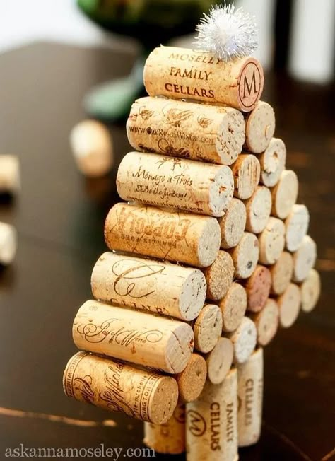 This is a guide to making a DIY cork Christmas tree. Learn how to repurpose wine corks into something new in this simple step-by-step Hometalk tutorial. Seashell Christmas Tree, Wine Pairing Party, Cork Christmas Tree, Wine Cork Christmas, Christmas Hosting, Wine Cork Christmas Tree, Homemade Christmas Tree, Cork Crafts Christmas, Cork Christmas