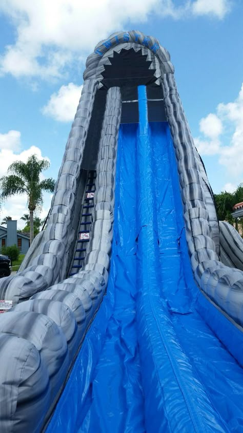 Biggest water slide-bounce house in Florida! The Twister! Giant Bounce House, Cute Bounce House, Water Bounce House Party Ideas, Water Slide Birthday Party Ideas, Backyard Waterslide, Water Slides Backyard, Cool Water Slides, Water Slide Party, Big Water Slides