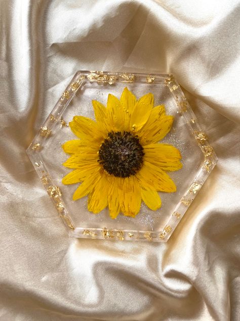 Resin Sunflower, Resin Things, Resin Decor, Flower Preservation, Artist Instagram, Sunflower Decor, Hanging Frames, Custom Ideas, Diy Resin Crafts