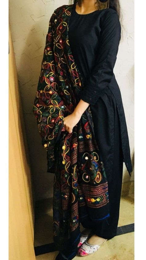 Glowy Makeup Look, Indian Dress Up, Patiala Suit, Long Kurti Designs, Miroslava Duma, Casual Indian Fashion, Long Kurti, Pakistani Dresses Casual, Traditional Indian Outfits