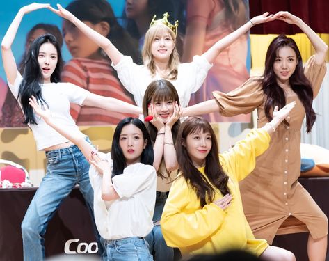 Group Photo Poses, Group Pose, Group Picture Poses, Awkward Photos, Son Naeun, Group Poses, Pink Panda, 사진 촬영 포즈, Group Picture