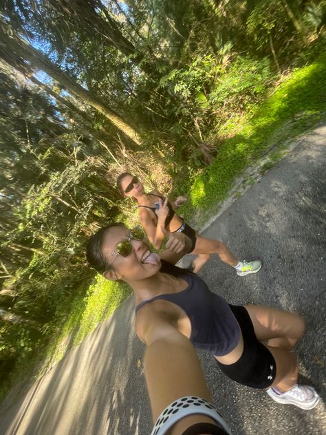 long run photo op Xc Aesthetic, Gym Short Outfits, Work Out Outfits, Modest Gym, Summer Workout Outfits, Running Friends, Fitness Vision Board, Bodysuit Outfit, Runners High