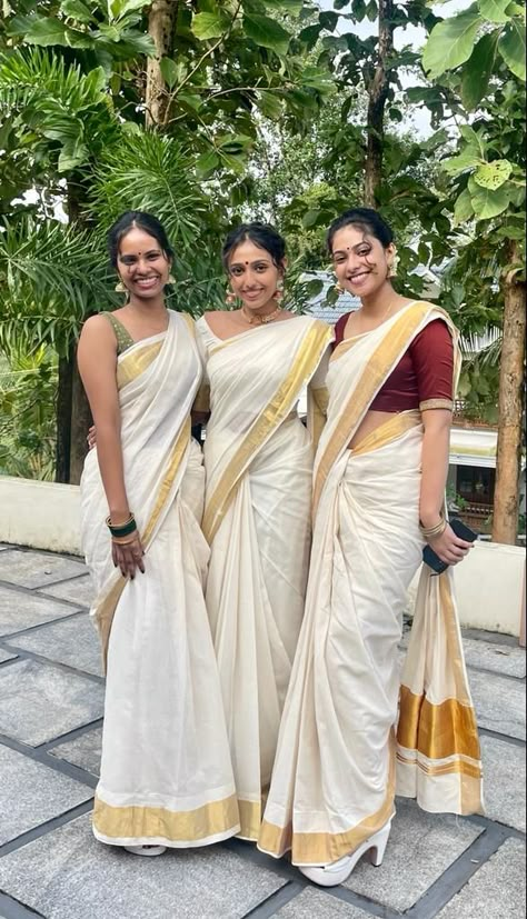 Kasavu Saree Look, White Onam Saree, Onam Saree Asthetic, South Indian Outfits Casual, Kasavu Outfits, Kasavu Saree Styling, Onam Saree Outfits Ideas, Onam Saree Aesthetic, Simple South Indian Saree Look