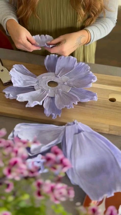 Giant Flowers Diy, Making Paper Flowers, Crafts Paper Flowers, Diy Crafts Paper, Astuces Diy, Handmade Flowers Fabric, Flower Lamp, Art Decor Diy, Paper Flowers Craft