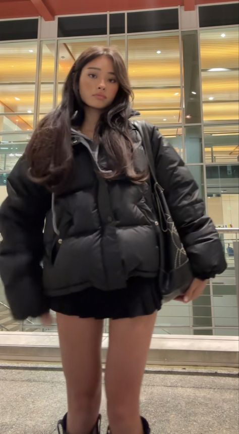 Skirt Puffer Jacket Outfit, Fur Puffer Jacket Outfit, Puffer Jacket With Skirt, Winter In Japan Outfit, Winter Japanese Outfits, Skii Outfit, Sixthform Outfits, Puffer Jacket Outfit Aesthetic, Black Puffer Outfit