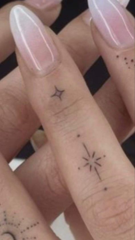 Stardust Finger Tattoo, Moon Star Finger Tattoo, Star Thumb Tattoo, Sparkles Hand Tattoo, Finger Sparkle Tattoo, Rosery Tattoos Hand, Sparkle Finger Tattoo, Finger Tattoos Stars, Star Hand Tattoos For Women