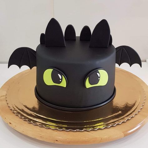 Toothless Cupcake Cake, Toothless Dragon Cake Birthday, Toothless Cake Ideas, Cute Dragon Cake, Toothless Cupcakes, Dragon Cakes For Kids, How To Train Your Dragon Cake, Toothless Birthday Cake, Httyd Cake