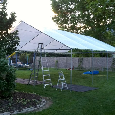 DIY Deck Canopy Diy Deck Canopy Ideas, Diy Tent Outdoor Homemade, Diy Outdoor Canopy, Diy Tarp Canopy, Diy Canopy Tent, Diy Canopy Outdoor, Diy Party Tent, Outside Canopy, Diy Tent Canopy