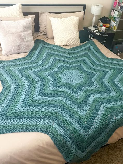 Crochet Blankets Beginner, Star Blanket Pattern Crochet, 6 Star Crochet Blanket, Blue Star Crochet, Crochet Six Day Star Blanket, Crochet Stars Tutorial, Crochet Star Projects, Crochet Blanket Projects, How To Crochet A Star Blanket