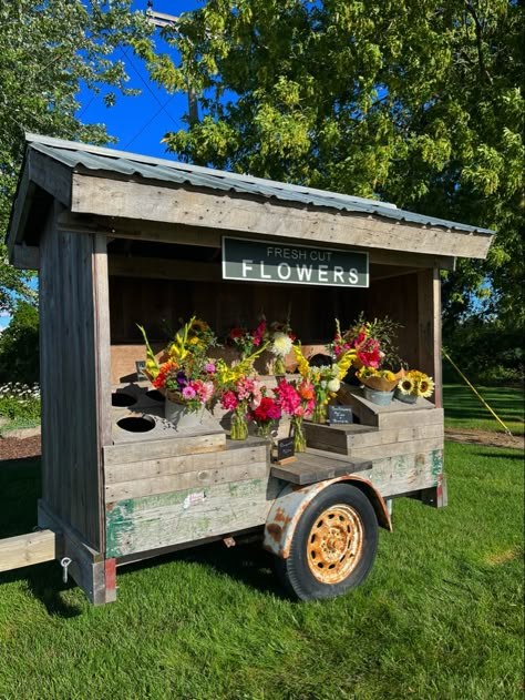 Farm Stand Cart, Mobile Flower Cart, Roadside Flower Stand Ideas, Flower Farm Stand, Flower Cart Ideas, Roadside Flower Stand, Market Stand Ideas, Road Side Stand, Honey Stand