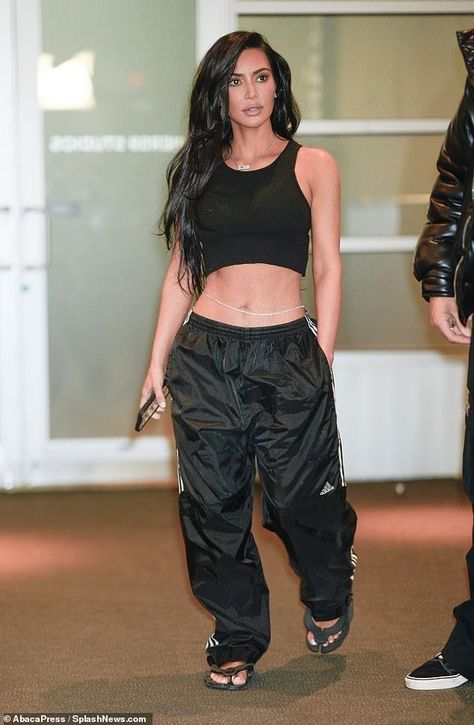 Kardashian Sweatpants Outfit, Kim Kardashian Adidas, Kardashian Style Casual, Kim Kardashian Yeezy, Kardashian Style Outfits, Estilo Kim Kardashian, Dash Dolls, Estilo Kardashian, Yeezy Outfit