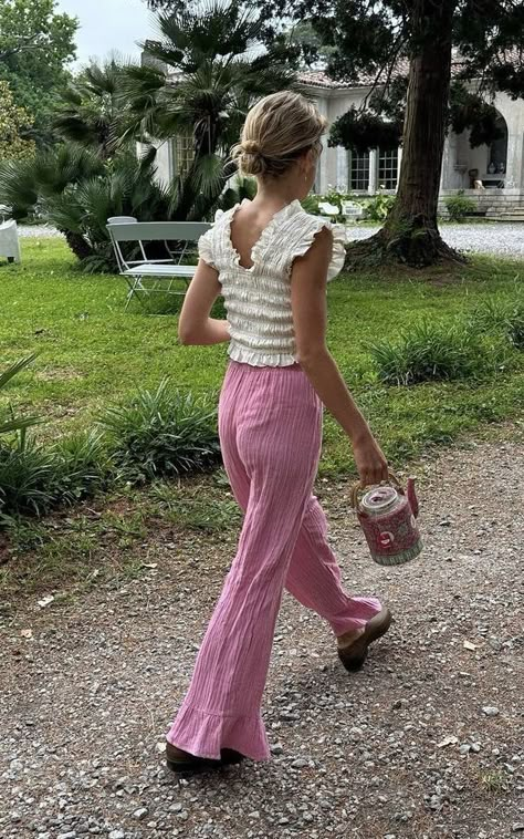 Pants And Top, Quoi Porter, Trends For 2024, Stockholm Fashion, Summer Pants, Mode Inspo, Summer 24, Summer Fits, Looks Vintage