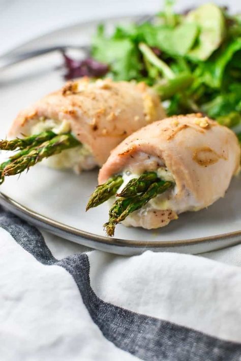 Are you ready for a fancy-looking chicken dinner that's easy to prepare? This meal features thinly cut chicken breasts stuffed and rolled with Boursin cheese and asparagus, then baked! Boursin Stuffed Chicken, Sliced Chicken Breast Recipes, Migraine Diet Recipes, Boursin Chicken, Headache Diet, Boursin Recipes, Chicken With Asparagus, Dizzy Cook, Asparagus Stuffed Chicken Breast