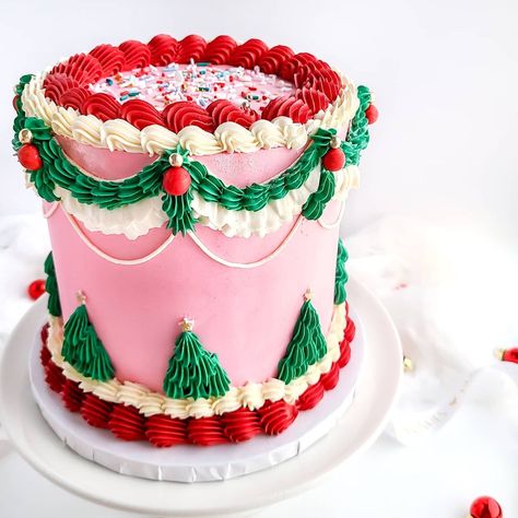 Holiday Cake Designs, Vintage Style Cake, Christmas Birthday Cake, Grinch Cake, Bakery Party, Christmas Themed Cake, Gingerbread Party, Christmas Cake Designs, Beach Cakes