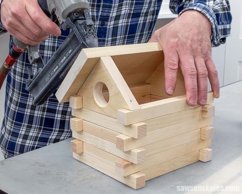 Build a charming log cabin birdhouse with this step-by-step tutorial, and give your feathered friends something to tweet about! Bird House Plans Free Diy, Diy Bird Houses Ideas How To Make, Easy Bird Houses To Make, Lighthouse Birdhouse, Cute Wood Projects, Wood Ideas Projects, Log Cabin Bird House, 2 X 4 Projects, Driftwood Birdhouse