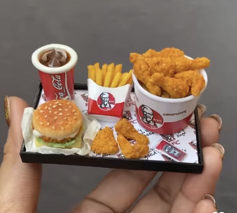 Tiny Meals, Cute Mini Things, Miniture Food, 귀여운 음식 그림, Barbie Doll Set, Miniature Items, Tiny Stuff, Mini Brands, Miniature Stuff