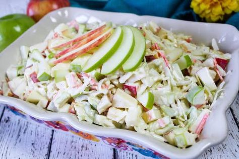 Yummy Apple Coleslaw Recipe Cold Slaw Dressing, Coleslaw With Apples, Vegetarian Dishes Healthy, Apple Coleslaw Recipe, Apple Coleslaw, Blue Cheese Recipes, Veggie Salads, Coleslaw Recipe Easy, Slaw Dressing