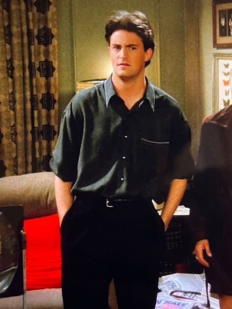 1993 Mens Fashion, Friends Outfits 90s Men, 90s Formal Fashion Men, 90s Preppy Outfits Men, Chandler Bing 90s, Friends Mens Outfits, 90s Clothing Style Men, Friends Men Outfits, 90s Sitcom Fashion Men