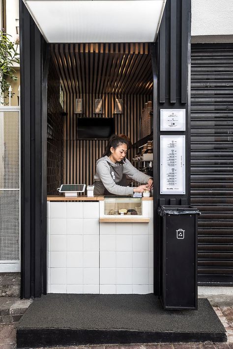 Small cube design of the coffee shop gives it space-savyy appeal - Decoist Mini Cafeteria, Mini Cafe, Small Coffee Shop, Small Cafe Design, Coffee Shop Interior Design, Tiny Shop, Design Café, Cafe Shop Design, Coffee Stands