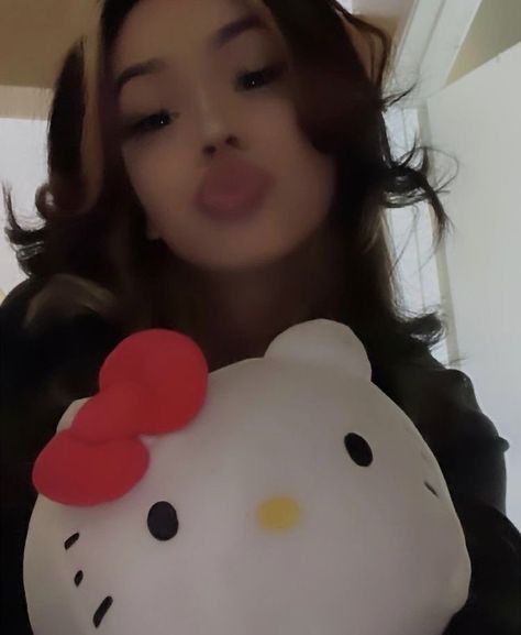 Hello Kitty Stuffed Animal, Kitty Stuffed Animal, Hello Kitty Y2k, Y2k Hello Kitty, Chilling With Friends, Pretty Ppl, Cute Poses, Cute Selfie Ideas, Pretty Selfies