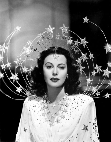 The Best Old Hollywood Movies to Watch for Holiday Beauty Inspiration Hedi Lamarr, Oud Hollywood, Celebrity Pixie Cut, Old Hollywood Aesthetic, Walburga Black, Hollywood Aesthetic, Stars D'hollywood, Ziegfeld Girls, Hollywood Vintage