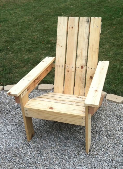 Outdoor Chairs Diy, Adirondack Chairs Diy, Wood Chair Diy, Wood Patio Chairs, Pallet Tables, Pallet Wood Projects, Adirondack Chair Plans, Wood Adirondack Chairs, Pallet Chair