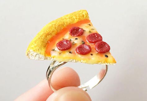 Weird Rings, Unusual Rings Design, Crazy Rings, Pizza Ring, Weird Accessories, Weird Wedding, Pizza Wedding, Dr Jewelry, Clay Gifts