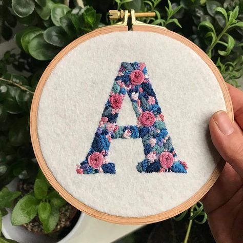 Hand Embroidery Letters, Embroidery Letter, Embroidery Alphabet, Ideas Embroidery, Floral Embroidery Patterns, Basic Embroidery Stitches, Embroidery Letters, Pola Sulam, Learn Embroidery