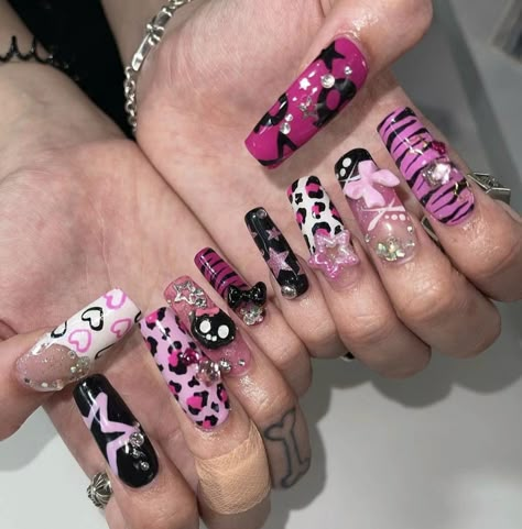 Scene Kid Nails, Nails Mcbling, Scene Nails Emo, Trashy Y2k Nails, Mcbling Nails, Gyaru Agejo, Pink Girly Aesthetic, Gyaru Outfit, Gyaru Nails