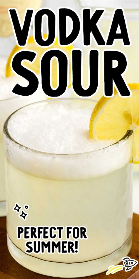 Vodka Sour Vodka Sour Recipe, Vodka Sour, Summer Beverages, Easy To Make Cocktails, Alcohol Beverages, Vodka Lemonade, Cocktail Drinks Alcoholic, Spaceships And Laser Beams, Vodka Recipes