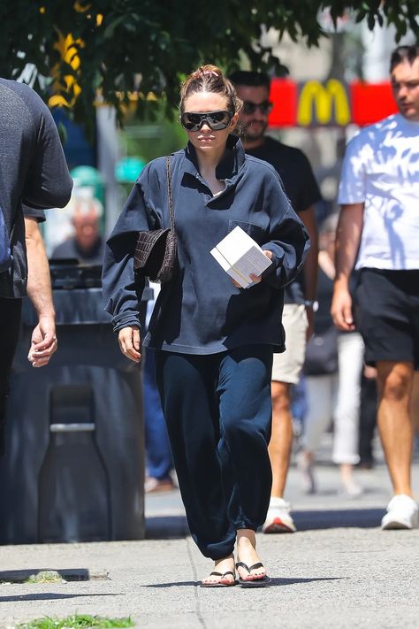 Ashley Olsen spotted in ultra-rare outing as she ditches typically-chic clothes for sweatpants and flip flops at NYC spa | The US Sun Kate Olsen Style, Mary Kate Olsen Style, Sag Rising, Ashley Olsen Style, East Coast Fashion, Olsen Fashion, Olsen Twins Style, Mary Kate Ashley Olsen, Olsen Style