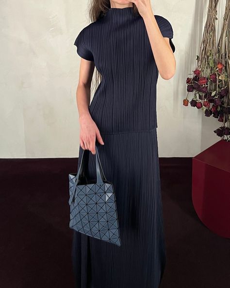 Latest additions from Issey Miyake are available in-store now and online soon!⁠ ⁠ Featured here are the high-neck pleated top and voluminous pleated skirt in navy by Pleats Please. Tülay styles with the dark blue prism matte tote bag from Bao Bao Issey Miyake.⁠ ⁠ ⁠ #isseymiyake #pleatsplease #baobao Issey Miyake Pleats Please Street Style, Issey Miyake Aesthetic, Issey Miyake Skirt, Navy Fall Outfits, Issey Miyake Outfit, Bao Bao Bag, Pleated Outfit, Pleats Top, Fall Nyc