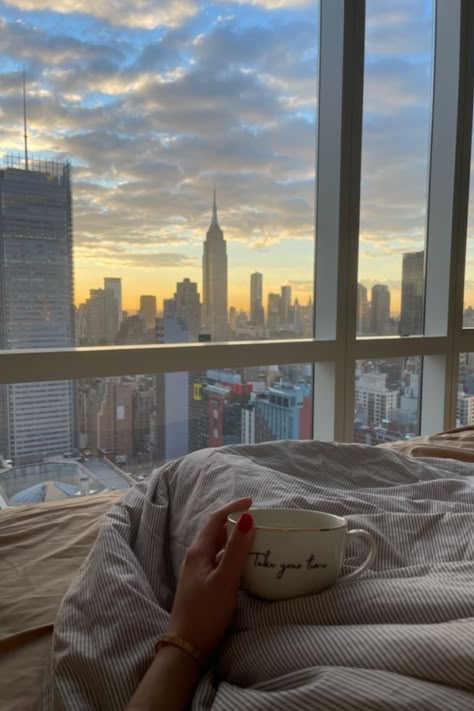 ☕ Nyc Aesthetic Bedroom, New Your Aesthetic, How To Fix Your Life, Living Life Aesthetic, Living In New York City Aesthetic, Appartement New York, Nyc Penthouse, City View Apartment, Apartment View