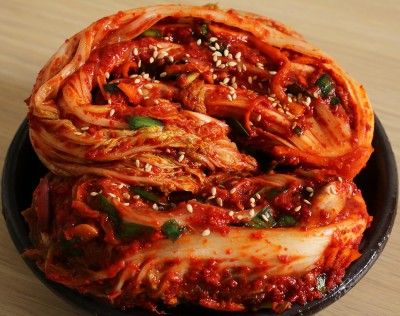 Traditional napa cabbage kimchi (Tongbaechu-kimchi) Originally posted on June 22, 2014 at 9:44 pm by Maangchi Traditional Kimchi Recipe, Korean Food Kimchi, Koreansk Mad, Kimchi Recipes, Cabbage Kimchi, Korean Kimchi, Korean Food Recipes, Kimchi Recipe, Korean Cooking