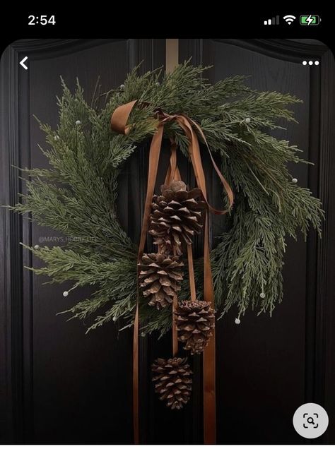 Julkransar Diy, Natural Christmas Wreaths, Dekoratívne Vence, Christmas Decor Inspiration, Natural Christmas, Christmas Inspo, Christmas Porch, Noel Christmas, Christmas Wreaths Diy