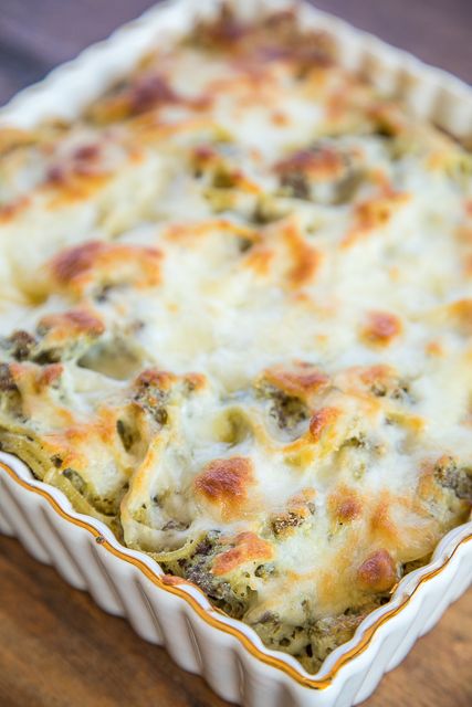 Cheesy Sausage Pesto Pasta Bake - only 6 ingredients! Sausage, spaghetti, pesto, ricotta, mozzarella and parmesan - SO good! Great make ahead pasta casserole recipe - can freeze too! There are never any leftovers. Such a quick and easy casserole recipe!! #pasta #casserole Pesto Sausage Lasagna, Pesto And Sausage Lasagna, Pasta Bake With Ricotta, Protein Pesto Pasta, Sausage Pesto Pasta, Make Ahead Pasta, Seafood Nachos, Spaghetti Pesto, Pesto Ricotta