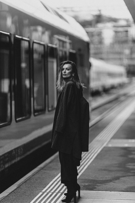 City Fashion Photography Women, City Girl Photoshooting, Street Photography Poses Women Winter, Urban Photography Portrait Street Styles, Photo Shoot Street, City Portraits Women, Dark Photoshoot Aesthetic, Urban Portraits Women, Photoshoot Ideas Street Style