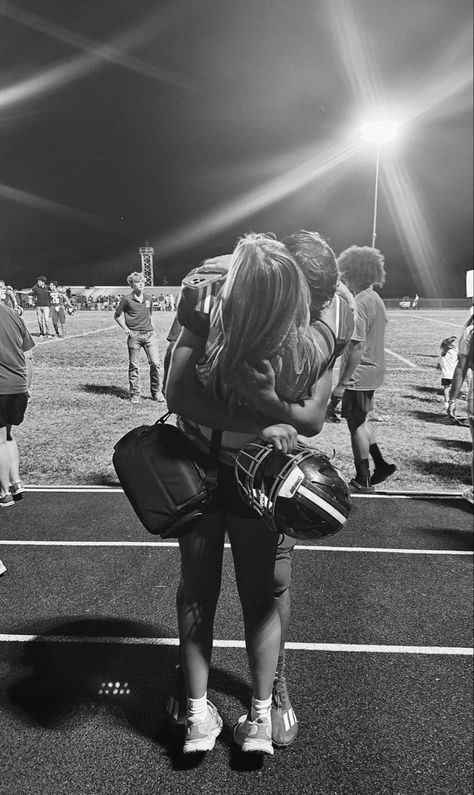 Pics To Recreate With Boyfriend Football, Pics With Football Boyfriend, Bf Football Pics, Athlete Couple Goals, Boyfriend Football Pictures, Pictures With Football Boyfriend, Football Couple Pictures Ideas, Football Couple Captions Instagram, Boyfriend And Girlfriend Football Pics